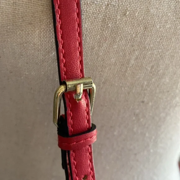 Red crossbody camera bag from Italy, faux leather - Picture 4 of 14